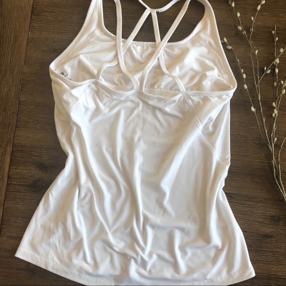 Gapfit Breathe Strappy Workout Tank w Built in Bra - Picture 2 of 6